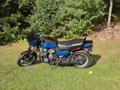 Beautiful 1984 Honda Nighthawk 750S (aka 700S in the US). Needs absolutely nothing, starts and rides...
