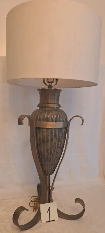 BEAUTIFUL QUALITY LAMPS  AND LIGHT/LAMP SHADES  - CLEAN, View more