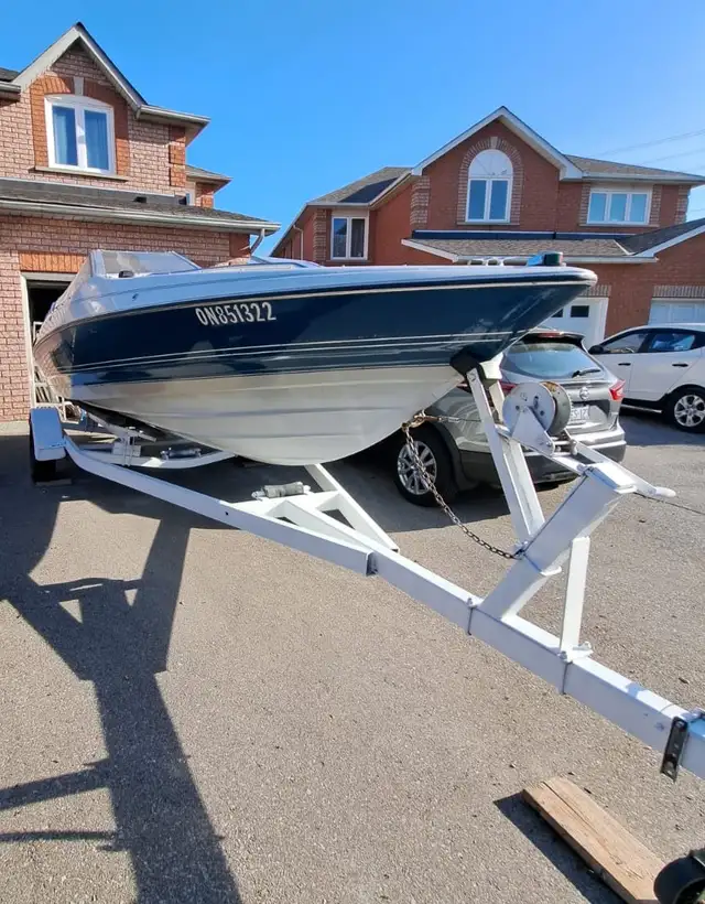 20ft Bayliner Bowrider with a V8! in Powerboats & Motorboats in Markham / York Region - Image 5