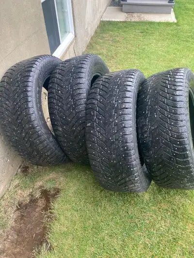 4 pneus d’hiver à clous Nokian Hakapellita 245 60 R18