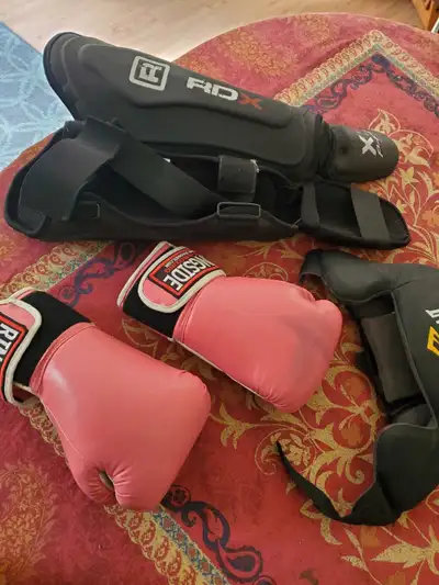 Gants de boxe, protections tête et tibias. Comme neuf.