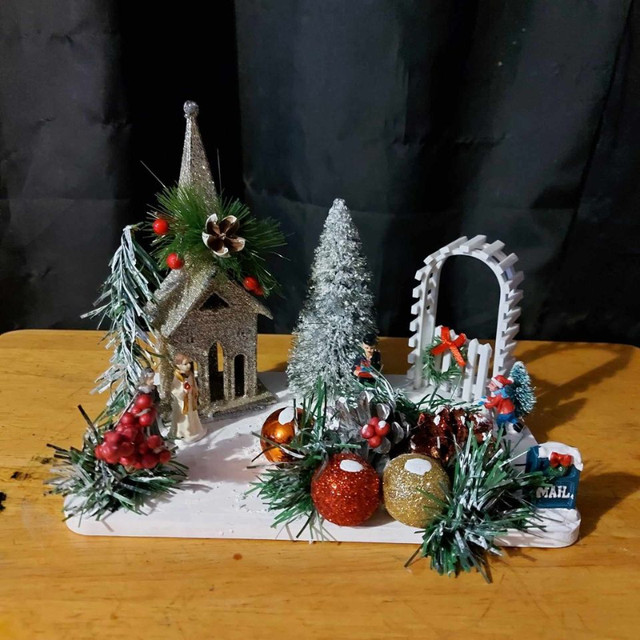Christmas Center Piece - No Lights - $15.00 in Holiday, Event & Seasonal in Belleville - Image 3