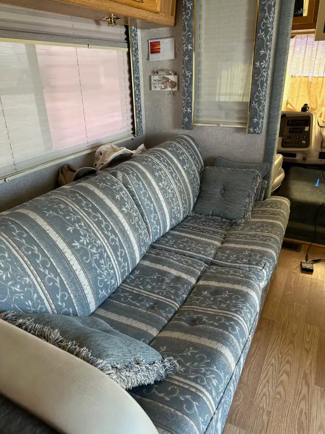 Dolphin Motorhome 36 Foot Class A in RVs & Motorhomes in Lethbridge - Image 3