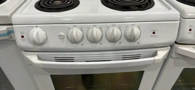 24 inch GE white coil stove  in Stoves, Ovens & Ranges in Hamilton - Image 3