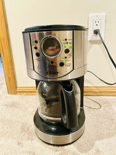 Brew the perfect cup every morning with this Oster coffee maker, ready to go with its 12-cup capacit...