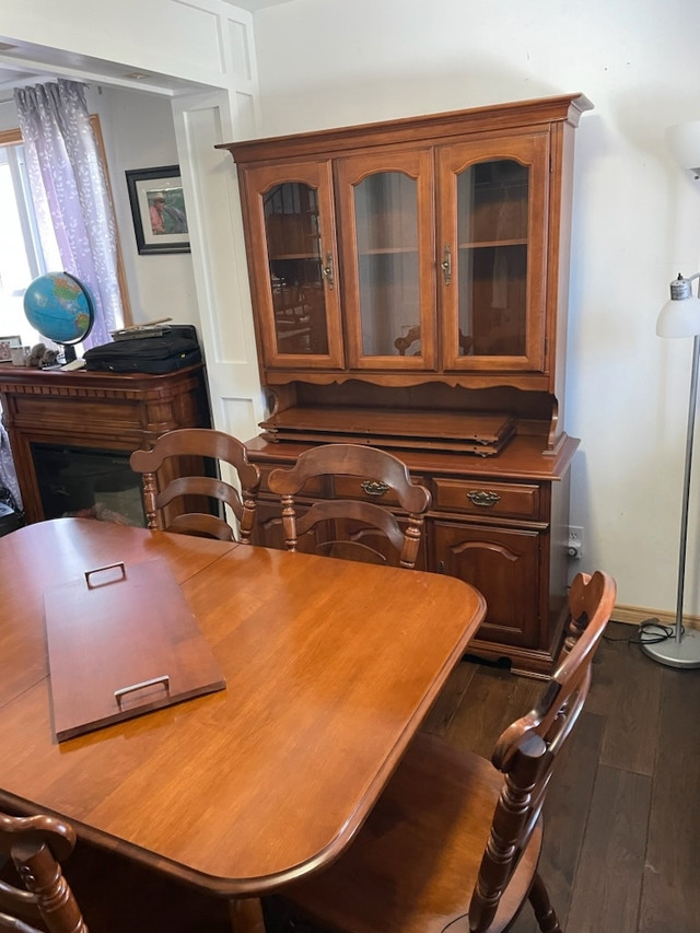 Extendable dinner table with chairs and hutch in Dining Tables & Sets in Barrie - Image 2