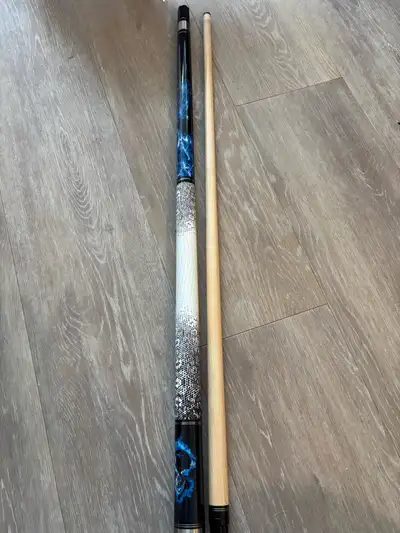 This is a two-piece 19oz wood pool cue stick with a cool lightning bolt design. It's great for playi...