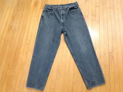 (ALL MEASUREMENTS WERE TAKEN ON A FLAT SURFACE SEE PHOTO 2) (MADE IN CANADA) Waist: 17 inches across...
