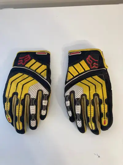 Get your hands on these Fox Dirtpaw MX gloves, perfect for motocross enthusiasts, in size XL. These...