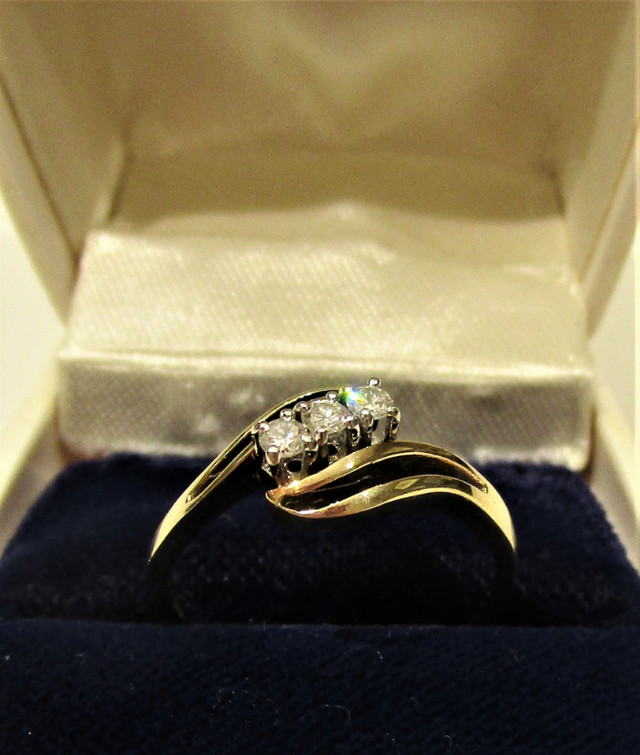 14KT YELLOW GOLD RING WITH 3 DIAMONDS, SIZE 9.5, BOXED in Jewellery & Watches in Hamilton - Image 4