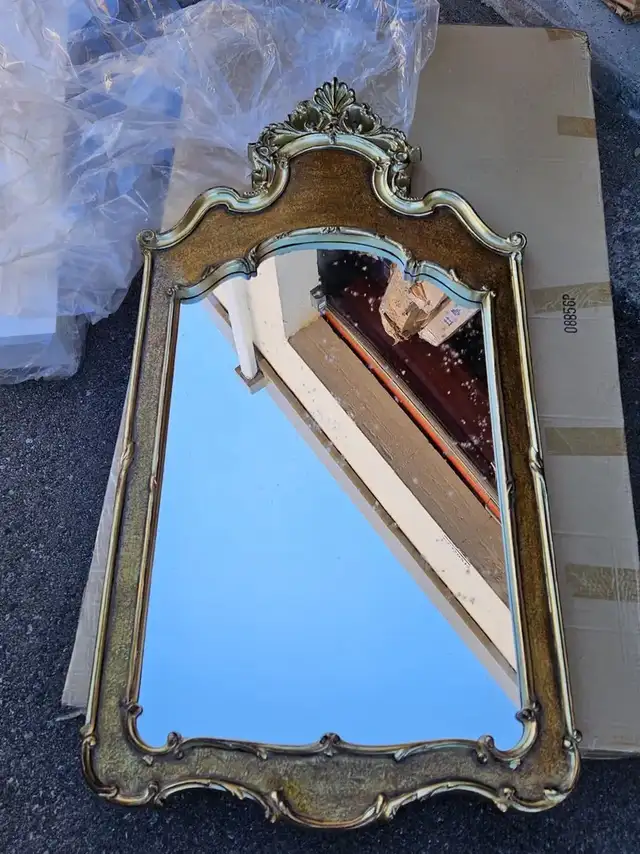 Antique Wood Framed Gold Beveled wall Mirror in Home Décor & Accents in City of Toronto - Image 4