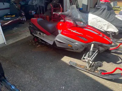 2005 yamaha rs vector, 9000 km, great shape, studded 121” track, electric/reverse, ski wheels, red