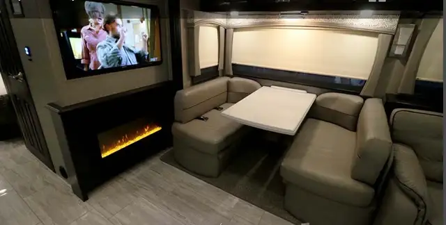 “REDUCED — 2018 Berkshire 39A — 52,000 km — in RVs & Motorhomes in Calgary - Image 7
