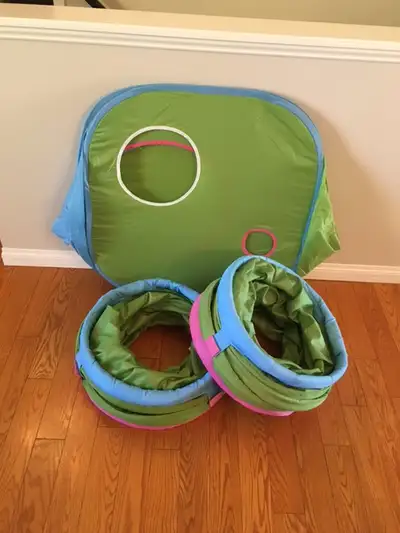 Ikea Busa complete with two tunnels. This Busa is not the model that has a recall. Good condition.