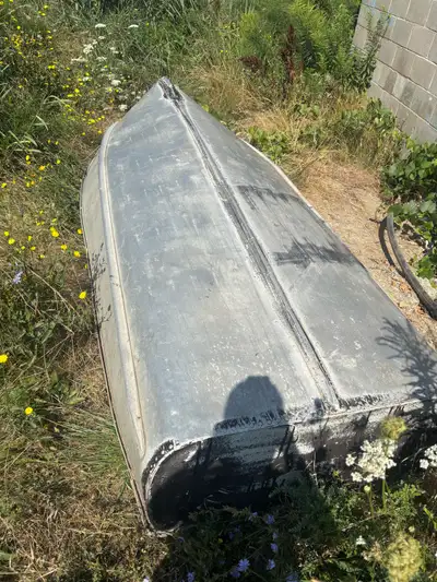 Solid transom Rod holders Perfect for 2 people Hamilton area Can deliver