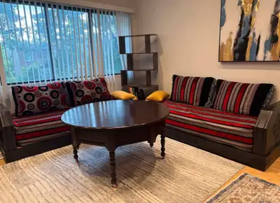 Vente de déménagement !! Salon marocain sur mesure avec set de table Viens avec 2 chaises Viens avec...
