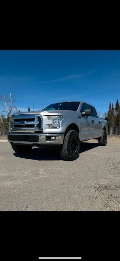 2015 Ford F150 xlt, 5.0L V8 engine, 1 owner, no accidents, 166,000km, 18inch fuel vapour wheels on 3...