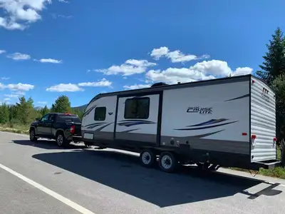 Ready for your next family adventure? This beautifully maintained 2018 Forest River Salem Cruise Lit...