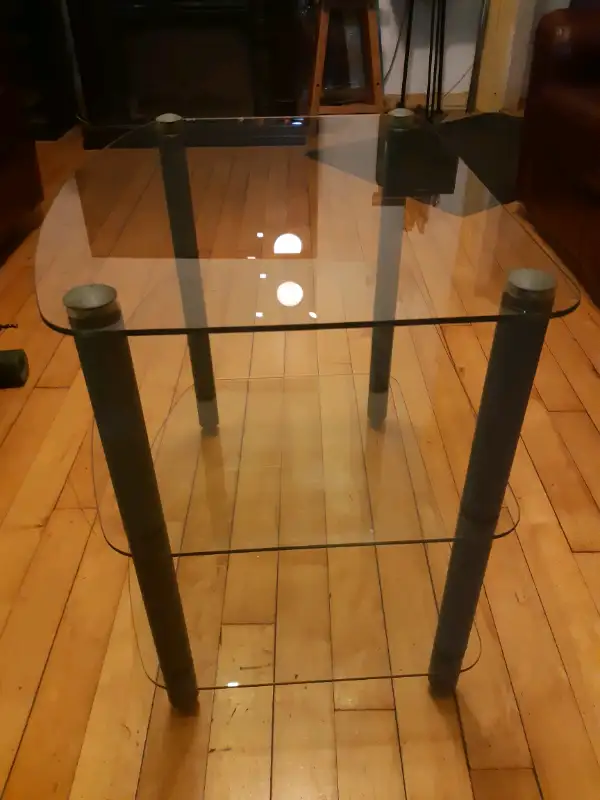 Table en verre 3 étages  $65 in Coffee Tables in City of Montréal - Image 5