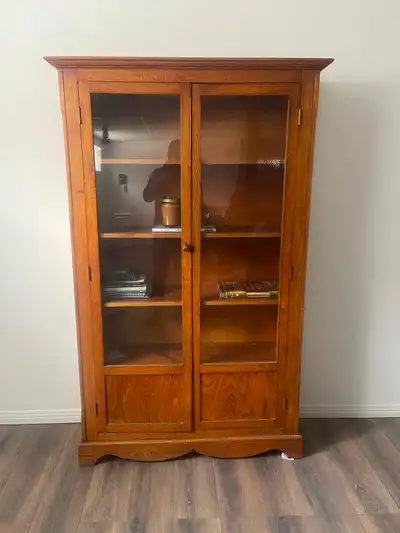 Bibliothèque ancienne en bois et en bon état. 44po de large, 73po de haut, 13po de profond. Pointe-d...