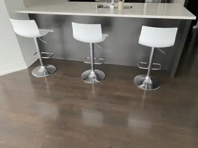 3 tabourets blancs ajustables/3 adjustable white stools, View more