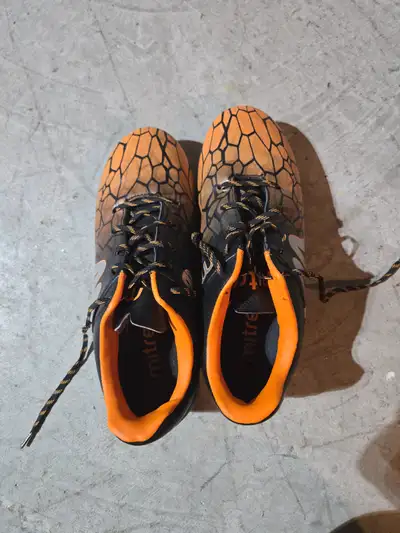Youth soccer shoes - size 5, View more
