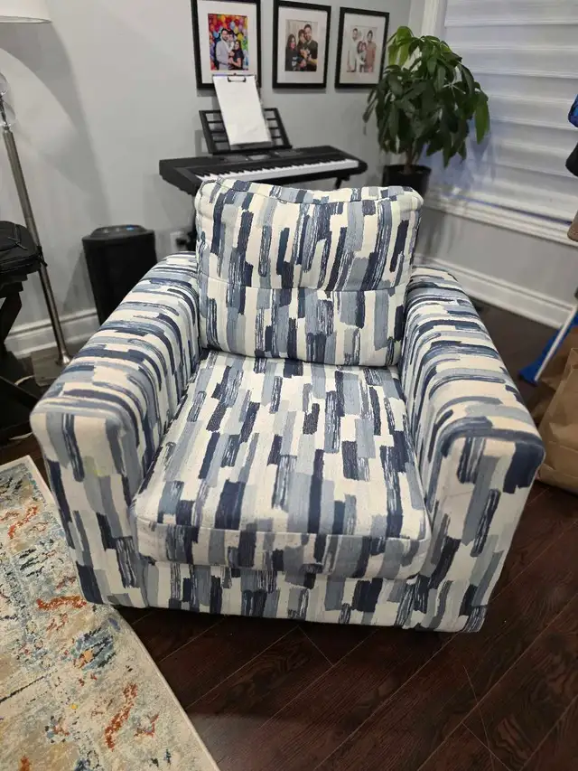 Blue and white Accent chair in Chairs & Recliners in Oakville / Halton Region - Image 4
