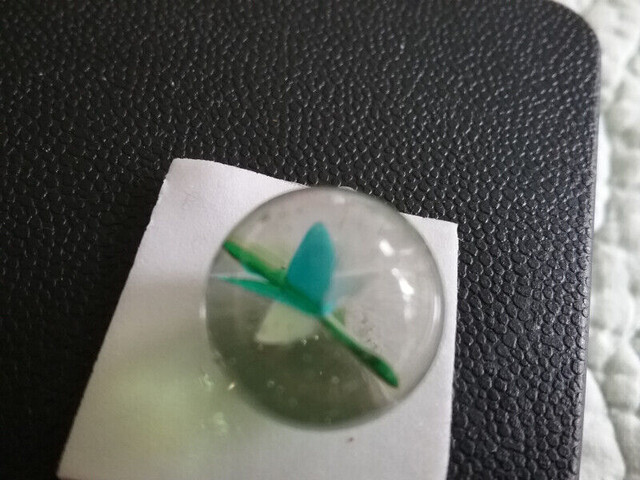 Vintage Marble  - 5/8" Three Colour Cross-thru (green/teal/whit) in Arts & Collectibles in Oshawa / Durham Region - Image 2