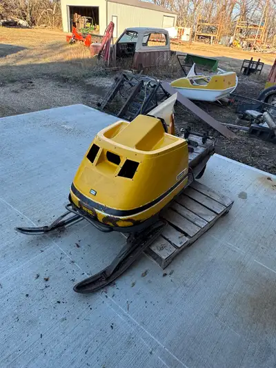 1971 Skidoo Elan for parts, 1- good Fiberglass hood , 1 - plastic hood for parts, track is ok but us...