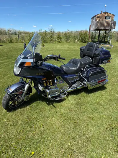 1986 Honda Goldwing Aspencade, near mint 2nd owner classic! So shiny you can check your hair or make...