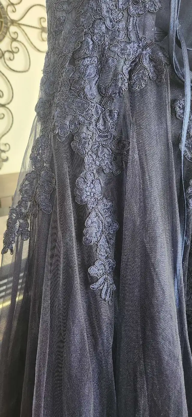 Beautiful Oksana grad dress. Size 4-6. in Women's - Dresses & Skirts in Calgary - Image 5