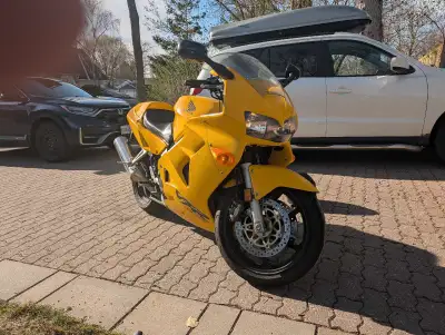 Up for sale is my Honda VFR800, a reliable and sporty motorcycle perfect for both commuting and week...