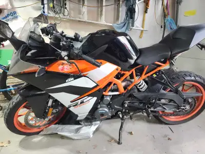 Excellent beginner bike. Low KM Great condition with minor scuffs on fairing. Sell as is.
