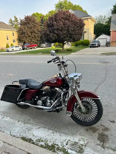 2001 Harley road king Fully custom exzaust and tips LED headlights Bagged in the rear Front air ride...