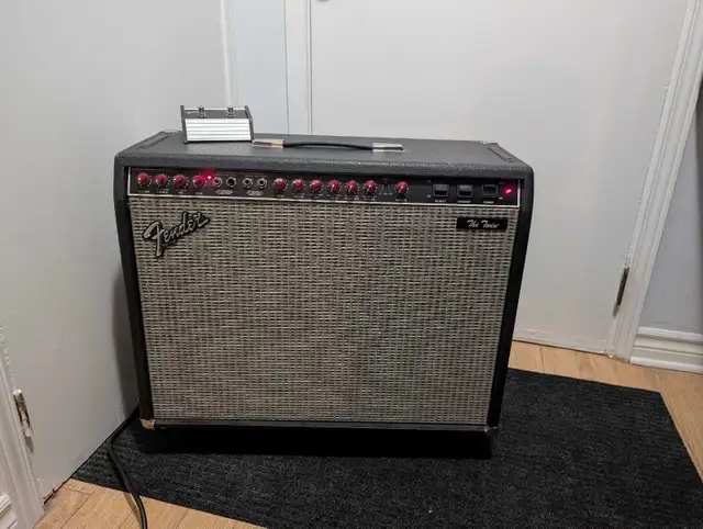 Fender The Twin 2x12 Red Knobs in Amps & Pedals in Ottawa - Image 2