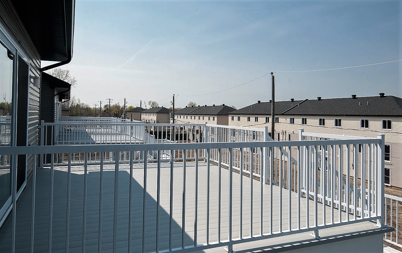 APPARTEMENT 4 1\2 + GARAGE + GRAND BALCON +STATIONNEMENT+CABANON — photo 2