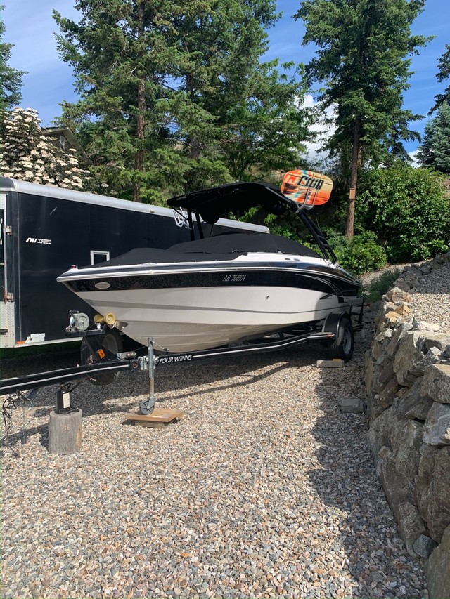 Four Winns boat  in Powerboats & Motorboats in Vernon