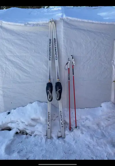 Ensemble de skis de fond vintage à trois pins. Skis de marque Dynastar, de 205 cm, avec fartage. Fix...