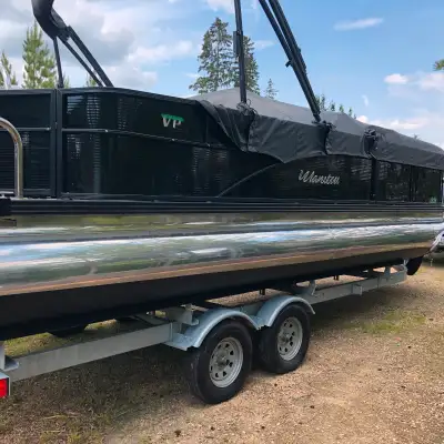 22' Manitou Oasis VP angler , 150 Evinrude Etec with only 61 hrs. Rear angling chairs, rod holders,...