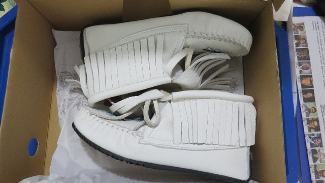 Manitobah Muklucks NEW size 7 white in Women's - Shoes in Trenton - Image 4