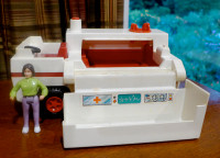 Ambulance Fisher-Price # FPvintage 1974 + chauffeur/ 25$