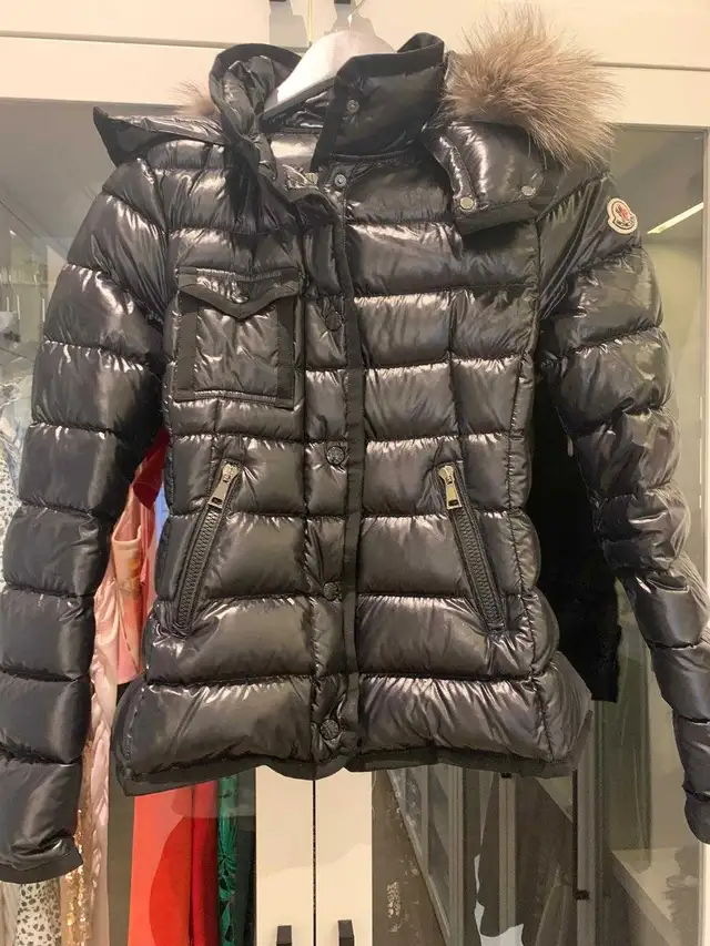 Moncler Armoise Short Down Jacket in Women's - Tops & Outerwear in City of Toronto - Image 5