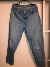 Levi's Woman High Wasted Mom Jeans 32