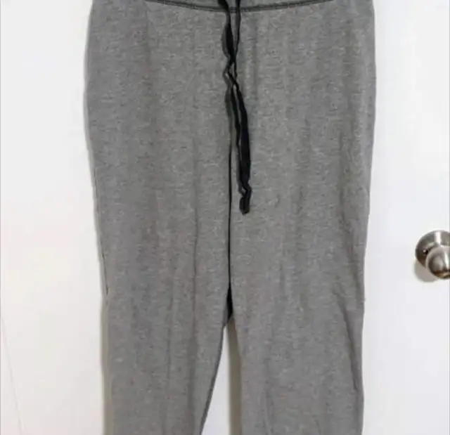 Women's Medium Sweatpants  in Women's - Bottoms in City of Toronto - Image 2
