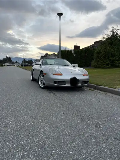 Here is a 1999 Porsche boxster 986. Its has new paint, new rads, oil change/filter, new stereo, igni...