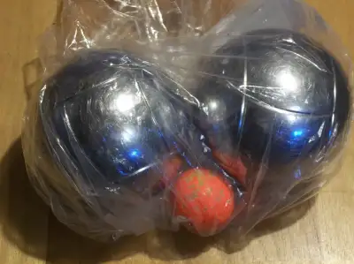 Une boule de pétanque de 700gr et une boule de 720gr., View more