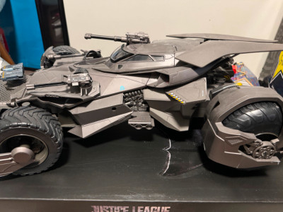 Ultimate Justice League Batmobile vehicle  with Batman Figure