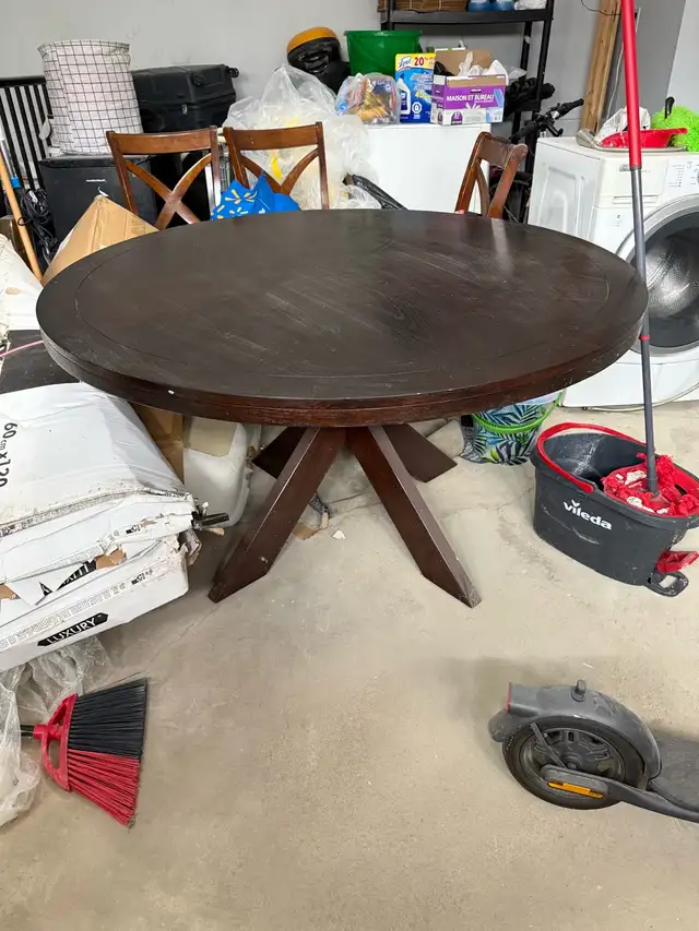 Round Dining Table in Dining Tables & Sets in Mississauga / Peel Region - Image 3