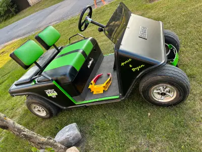 Voiturette de golf à 6 batterie de 6volts chaques batterie En très bonne état toujours bien entreten...