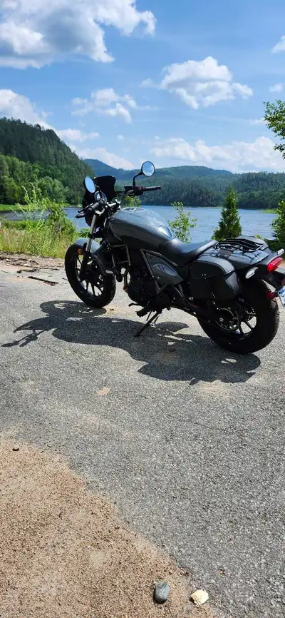 6300km, Pneus comme neuf. Sacoches, porte bagage, 2 pares brise, protection moteur 2. Hand guard, ki...